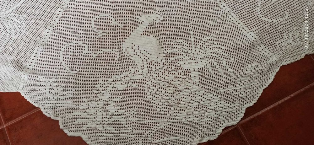 Linda toalha artesanal, redonda em renda