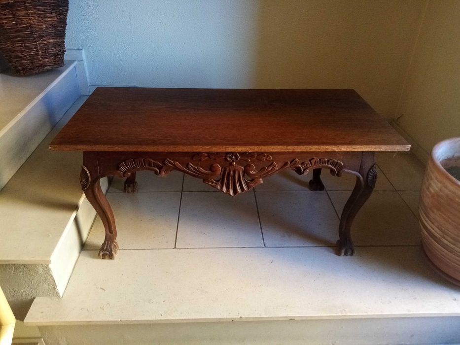 Mesa de centro clássica em madeira