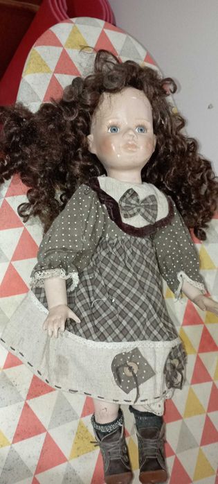 Boneca de porcelana antiga