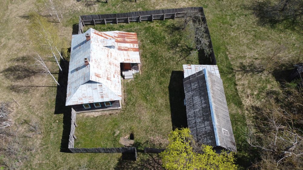 Будинок на хуторі, хвойний ліс, мальовниче місце.