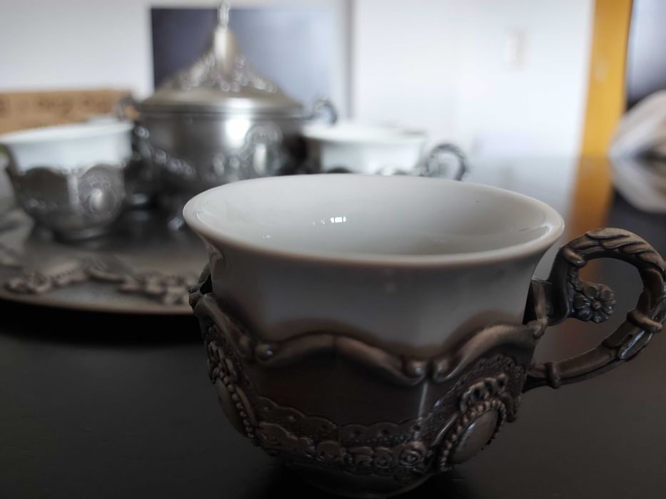 Conjunto Café em Porcelana e Metal c/ Prato + Açucareiro + 6 Chávenas