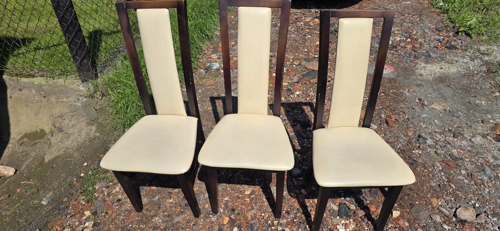 3 krzesła w dobrym stanie. Polecam.