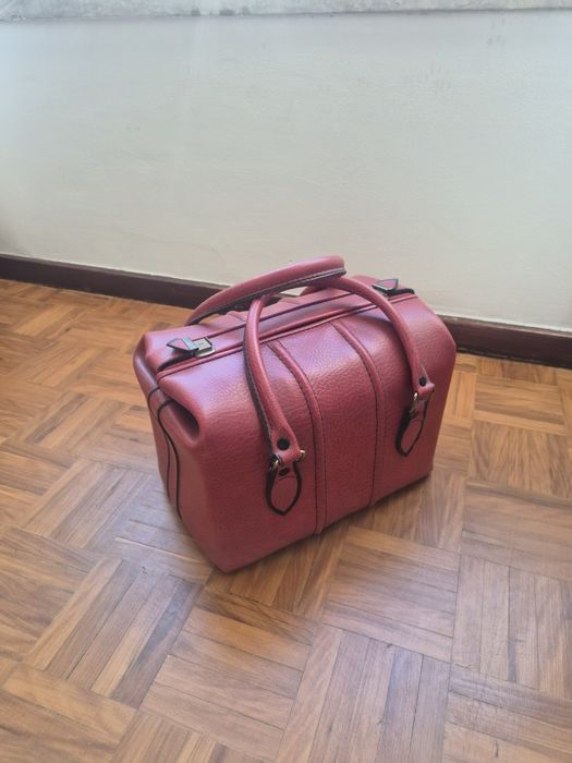 Mala vermelha de senhora