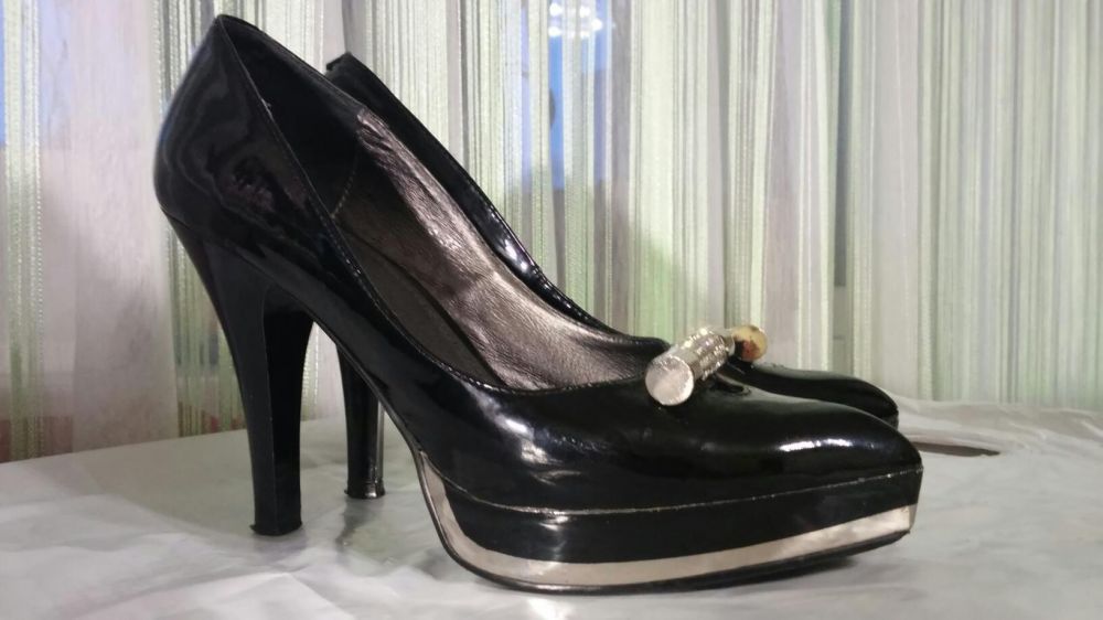 Продам шикарні жіночі туфлі 38 р. НАТУРАЛЬНА лаковна шкіра.