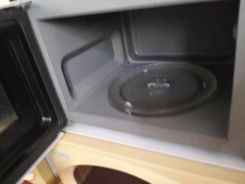 Мікроволновка круте , але не гріє.