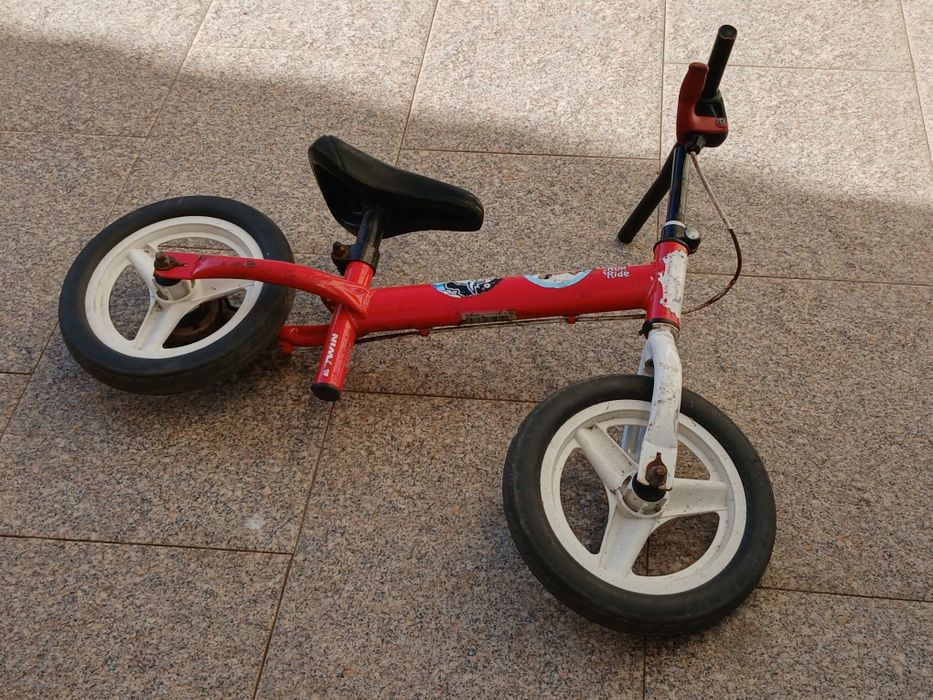 Vendo BICICLETA sem PEDAIS em metal a funcionar bem. Possibilidade de entrega