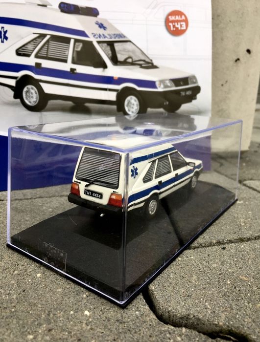 POLONEZ CARGO AMBULANS-auta PRL,model,autka,kolekcja,rysunek