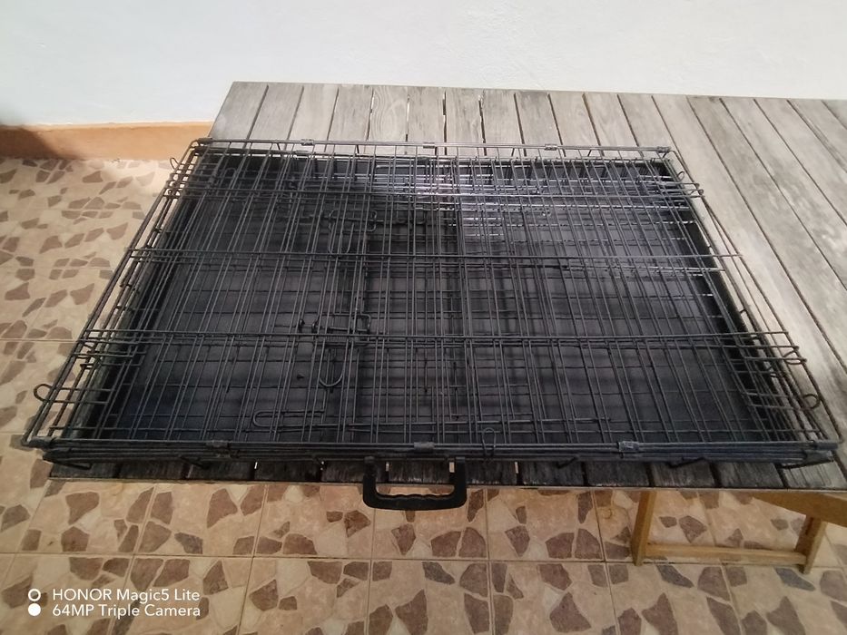 Jaula para cães de porte médio, dobrável e fácil de arrumar/transportar. Muito pouco uso.