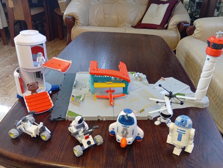 Stacja kosmiczna łazik astronauta R2D2 , lotnisko