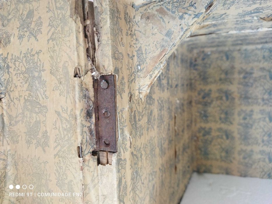 Arca antiga com folha metal