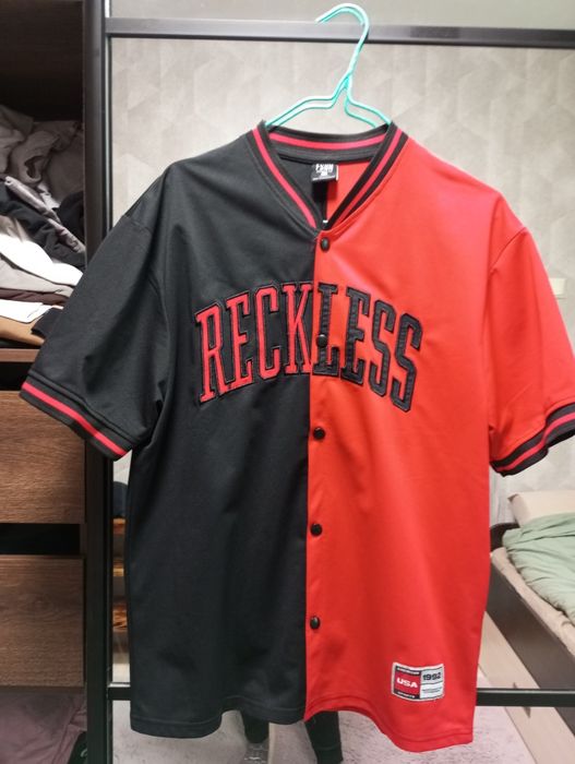 Тренувальні футболки Ліверпуль та Аякс.