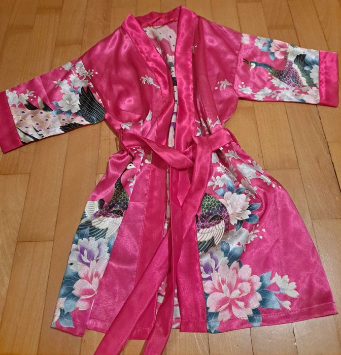 Cienki, elegancki szlafrok dla dziewczynki w rozmiarze 110