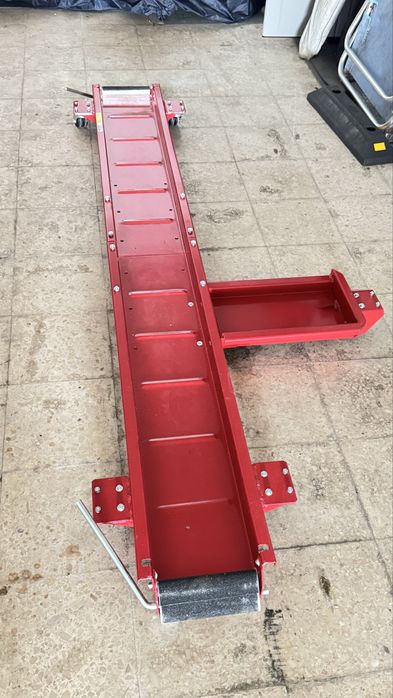 Carreto de deslocação moto na garagem