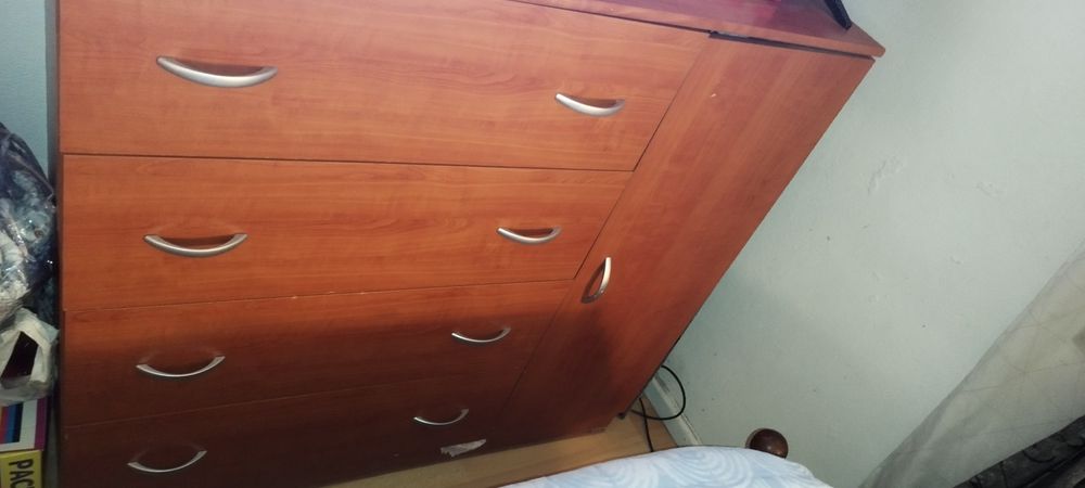 Cómoda com cabideiro