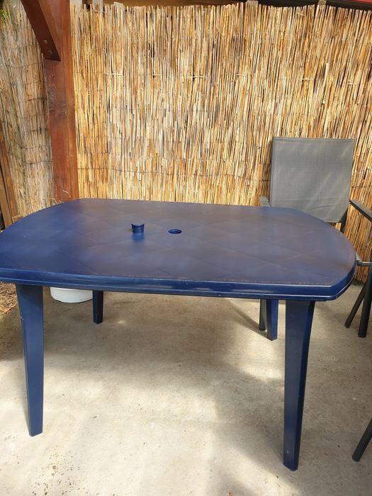 Stół ogrodowy  granatowy zotworem na parasol