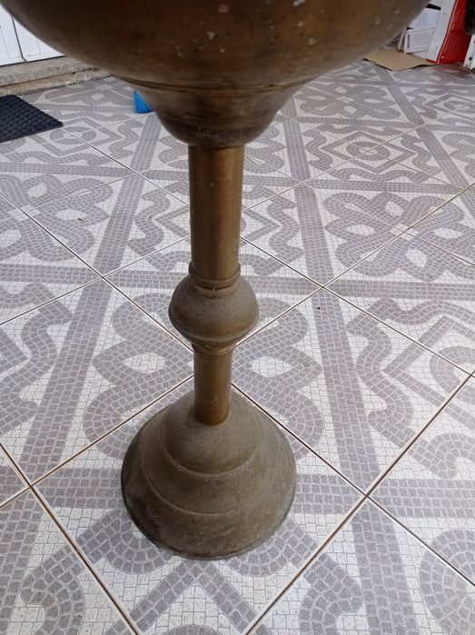 Vendo jarro floreira em latão