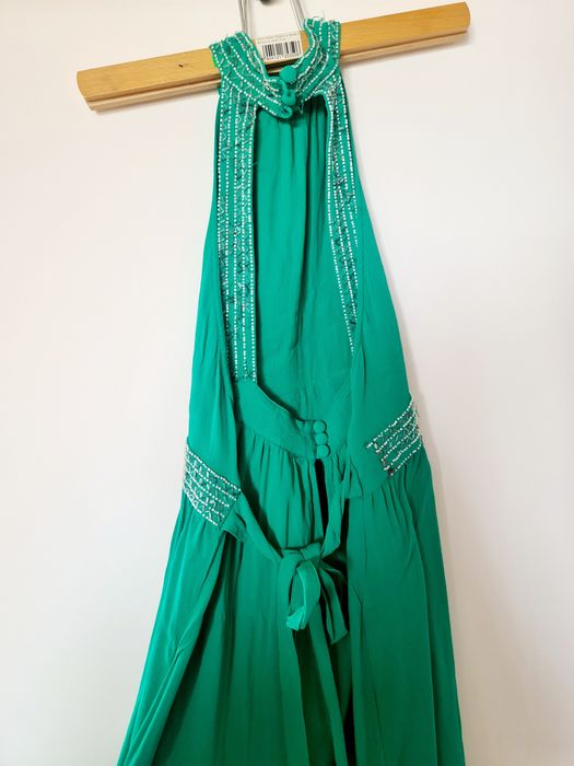 Sukienka midi z dekoltem halter koraliki odkryte plecy