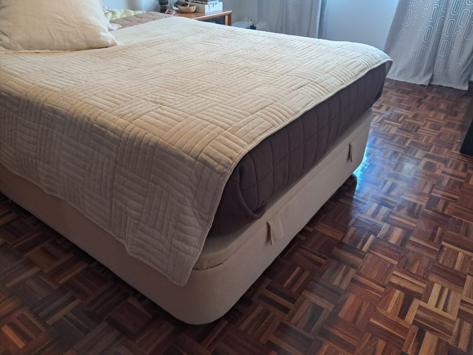 Cama Sommier com muita arrumação/Colchão/ 2 Mesas de Cabeceira