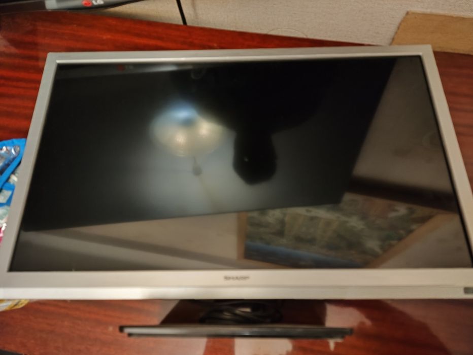 Телевізор Sharp Aquos 24" , не працює підсвітка матриці