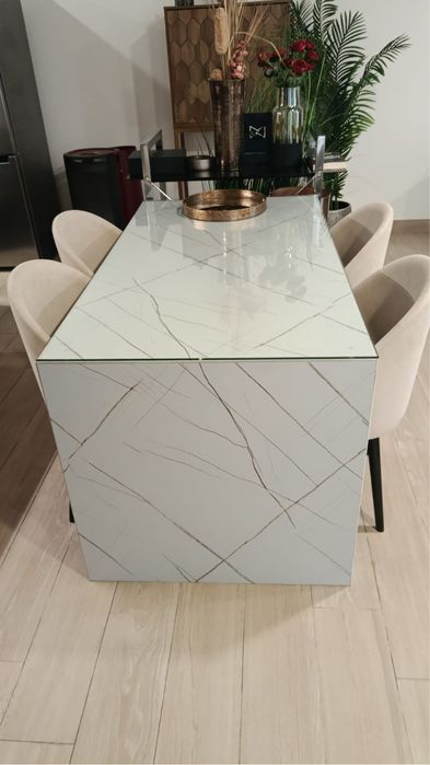 Mesa e cadeiras novas