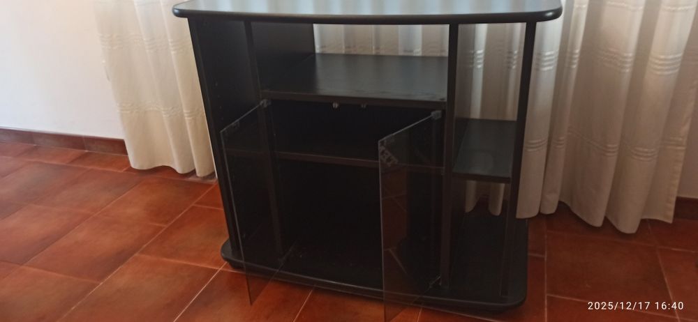 Móvel de tv com portas de vidro