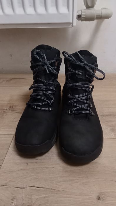 продам ботинки черние