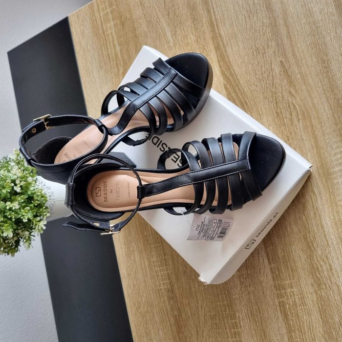 Sandálias Pretas Compensadas