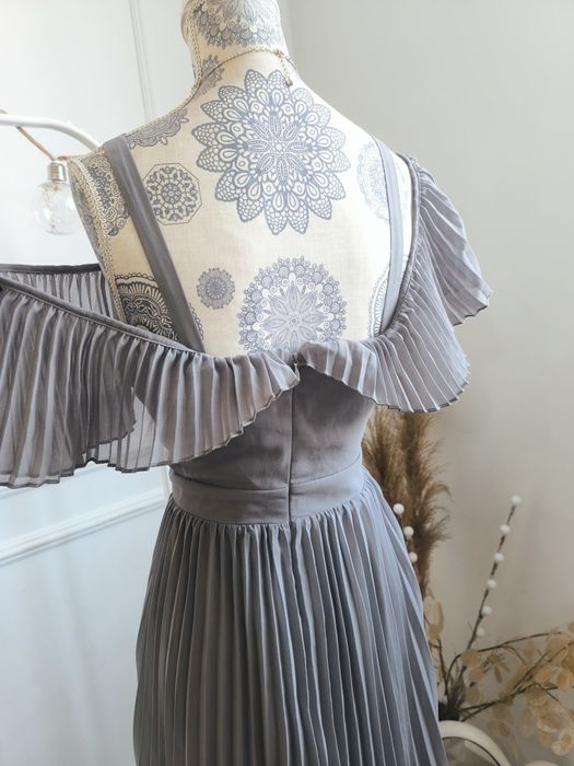 Suknia maxi wieczorowa długa plisy plisowana

Biust 48-52cm
Talia okoł