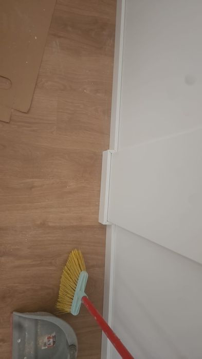 Piso flutuante com roda-pé tetos e divisórias