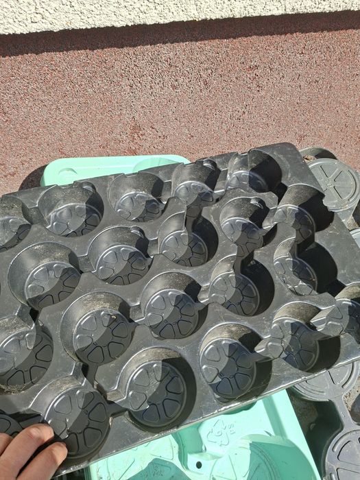 Paletki ogrodowe plastikowe na doniczki