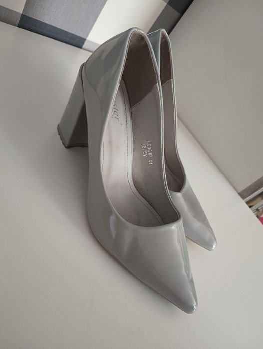 Szare lakierowane buty na obcasie, rozmiar 41!