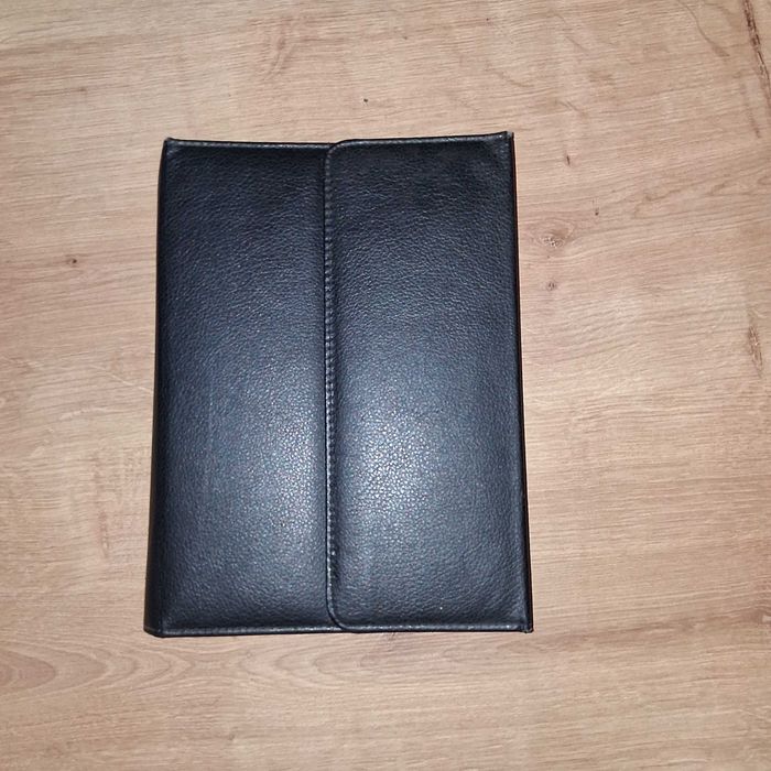 uniwersalne etui na tablet ze zintegrowaną klawiaturą przewodową USB