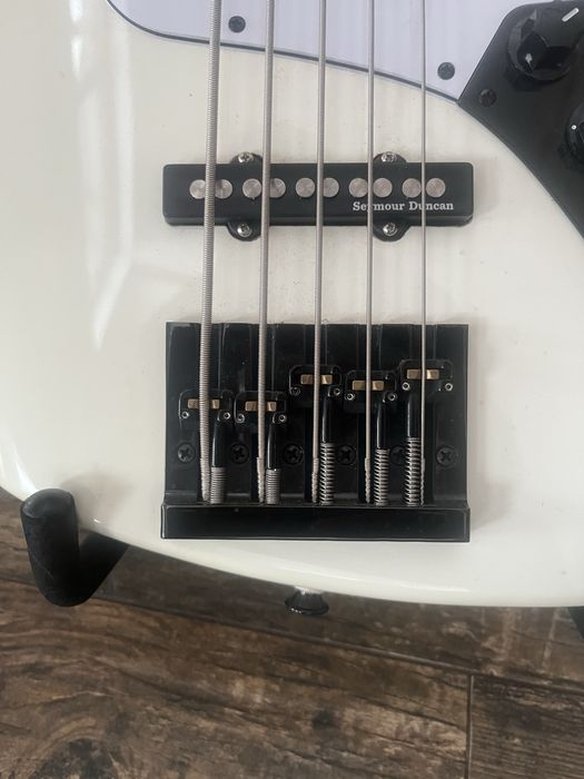 Gitara Basowa Jazz bass squier 5 strunowy