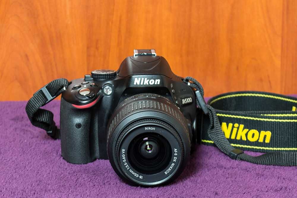 Дзеркальний фотоапарат Nikon D5100 з об’єктивом 18-55