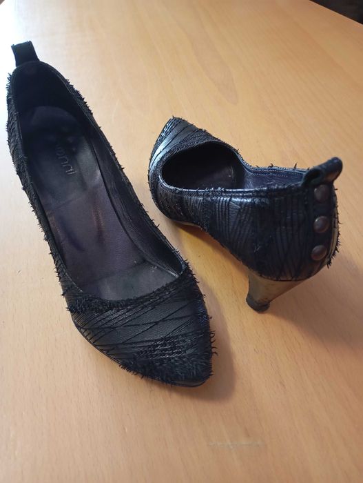 Sapatos pretos com tachas e salto , de pel.  Donni em excelente estado