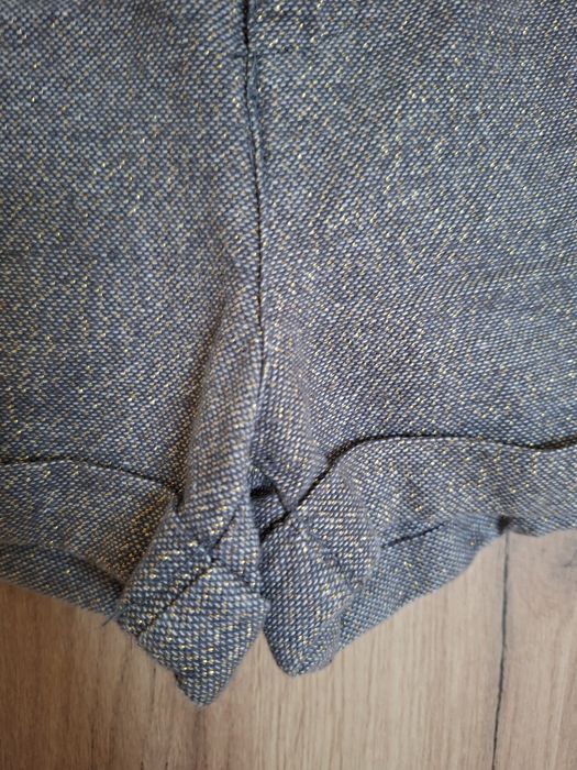 Spodenki H&M ze złotą nitką.