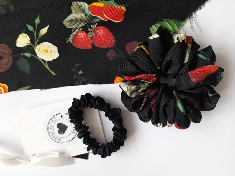 Truskawki 2 gumki do włosów scrunchie zestaw