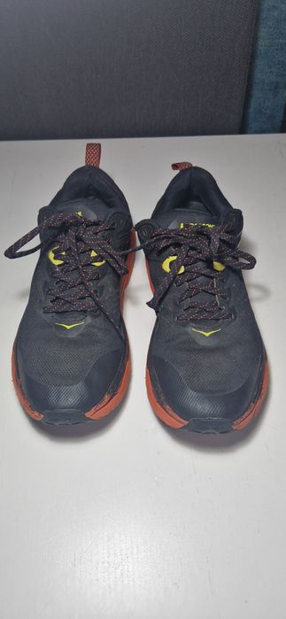 Hoka  42 2/3.      .