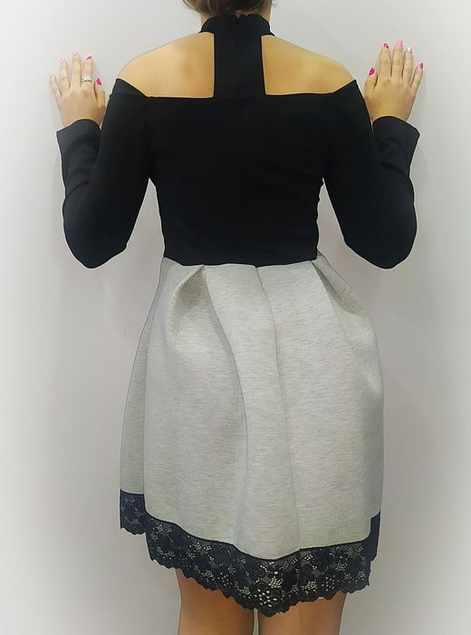 Sukienka rozkloszowana choker