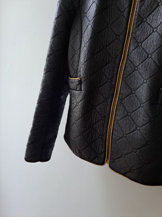 Casaco semipele s preto e dourado