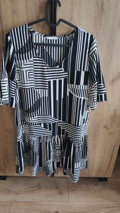 Sukienka tunika biało czarna wzory