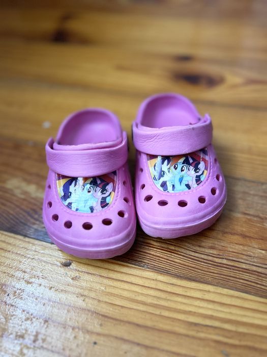 Дівчачі шлопанці крокси