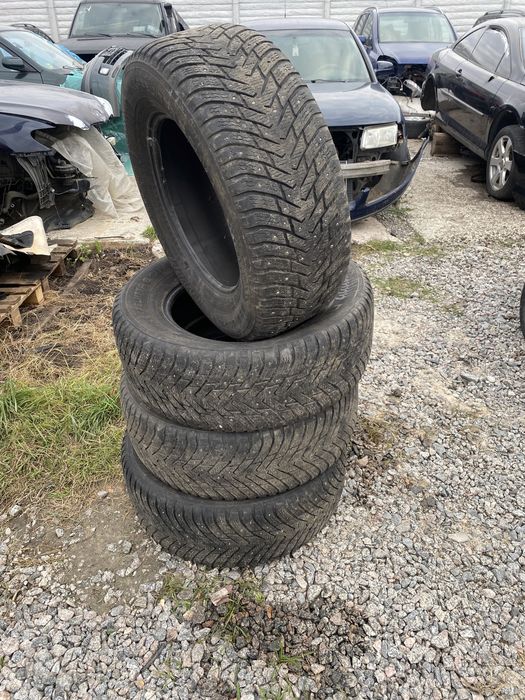Продам комплект зимніх шипованих шин р18 285/60 р18