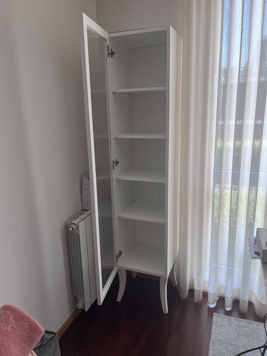 Movel estante lacado em branco com porta de vidro