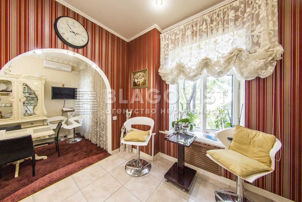 Кирилівська  109б Сталінка 3-кімнатна з ремонтом з видом на парк