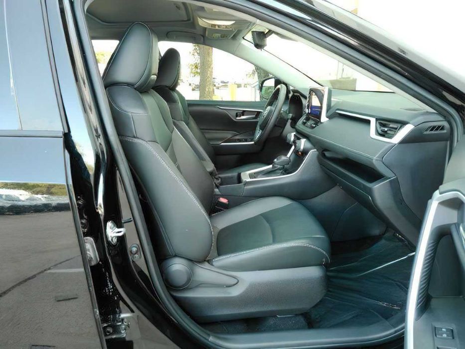 Toyota RAV4 XLE Premium      2024