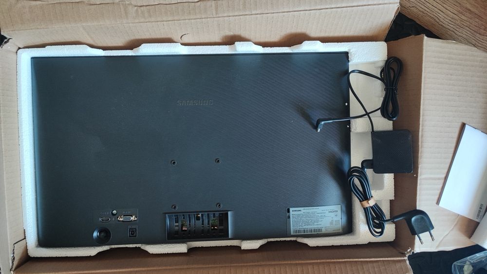Монитор 24" Samsung S24F350FHI (Під ремонт / На запчастини)