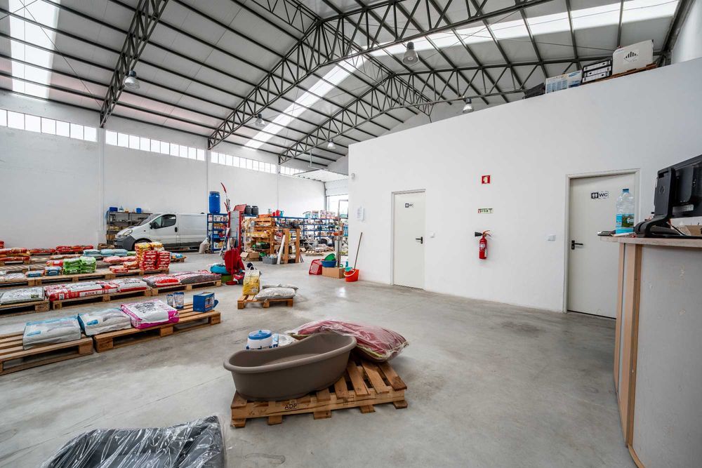 Arrenda-se Armazém - Fornos