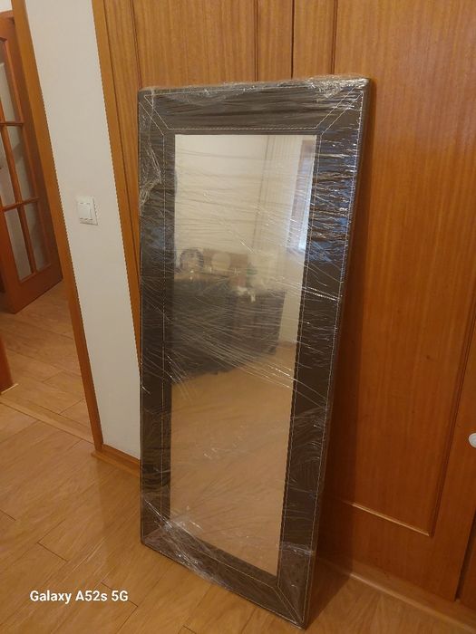 Espelho com moldura preta