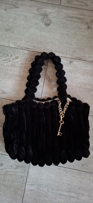 Futrzana czarna torebka.